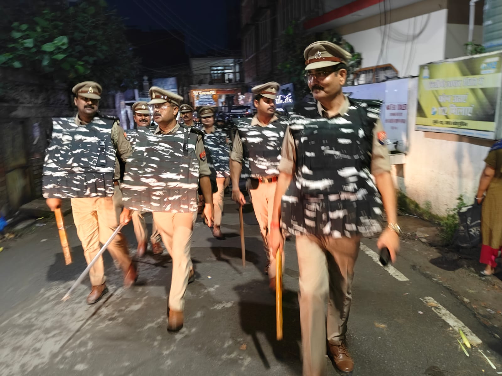 रुदौली में वारावफात को लेकर पुलिस का फ्लैग मार्च