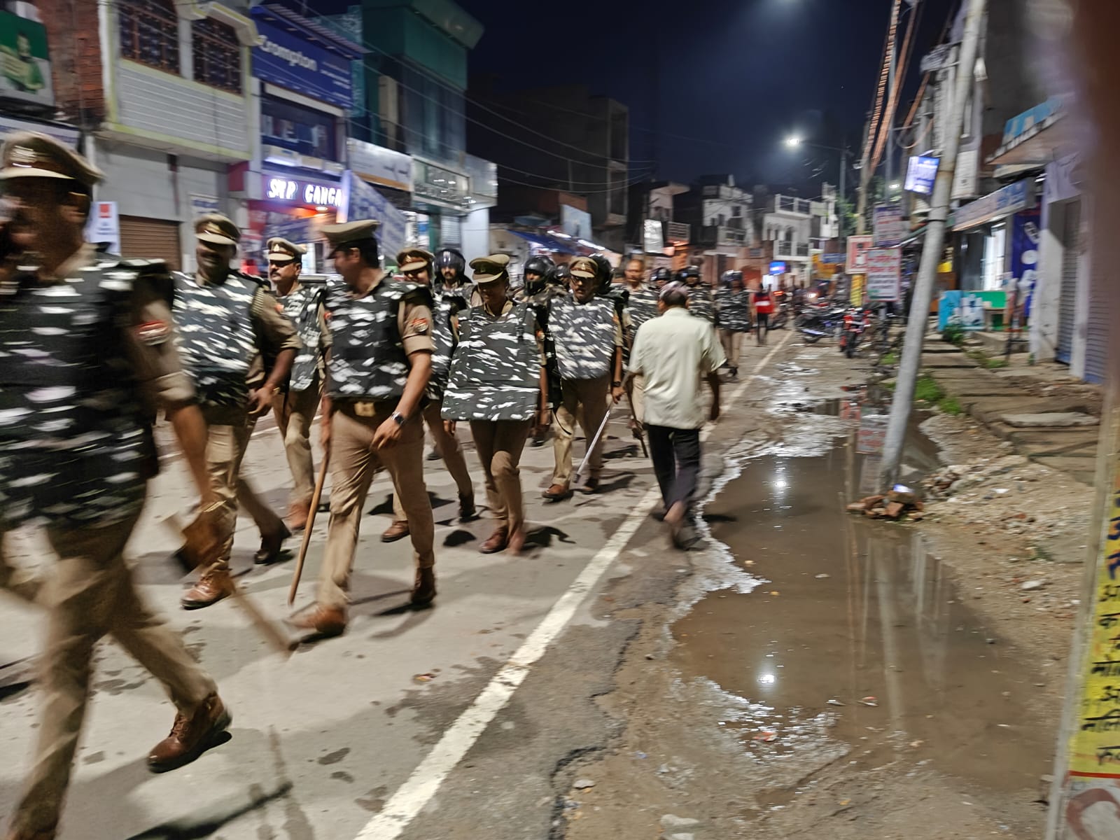 रुदौली में वारावफात को लेकर पुलिस का फ्लैग मार्च, मिश्रित आबादी क्षेत्र में सुरक्षा व्यवस्था कड़ी