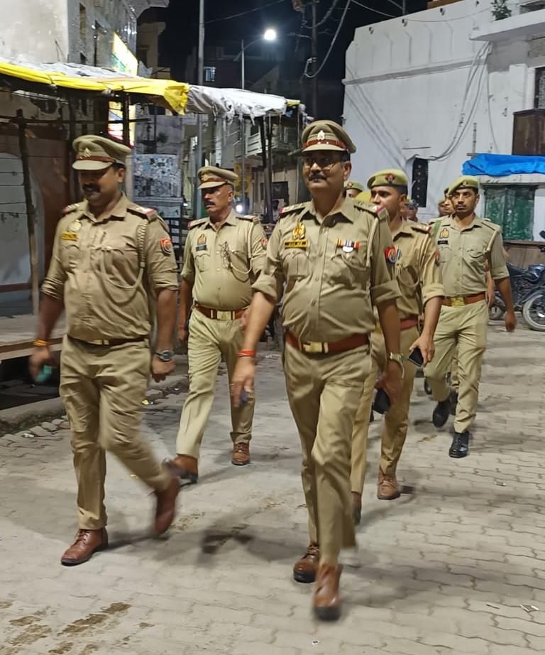 रुदौली प्रभारी निरीक्षक ने किया पैदल गश्त, सुरक्षा व्यवस्था का लिया जायजा