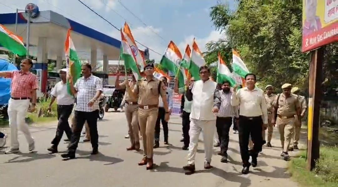 पीलीभीत में हर घर तिरंगा अभियान के तहत निकली भव्य रैली, डीएम-एसपी ने थामा तिरंगा