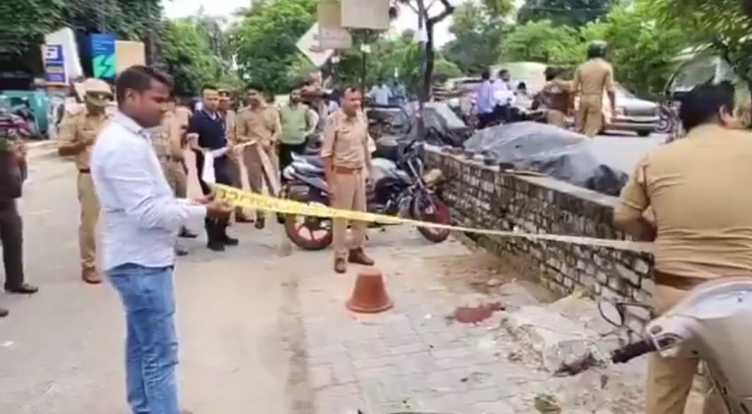 गोमतीनगर में दिनदहाड़े बैंक कर्मी की गोली मारकर हत्या, पति समेत तीन की मौत की खबर