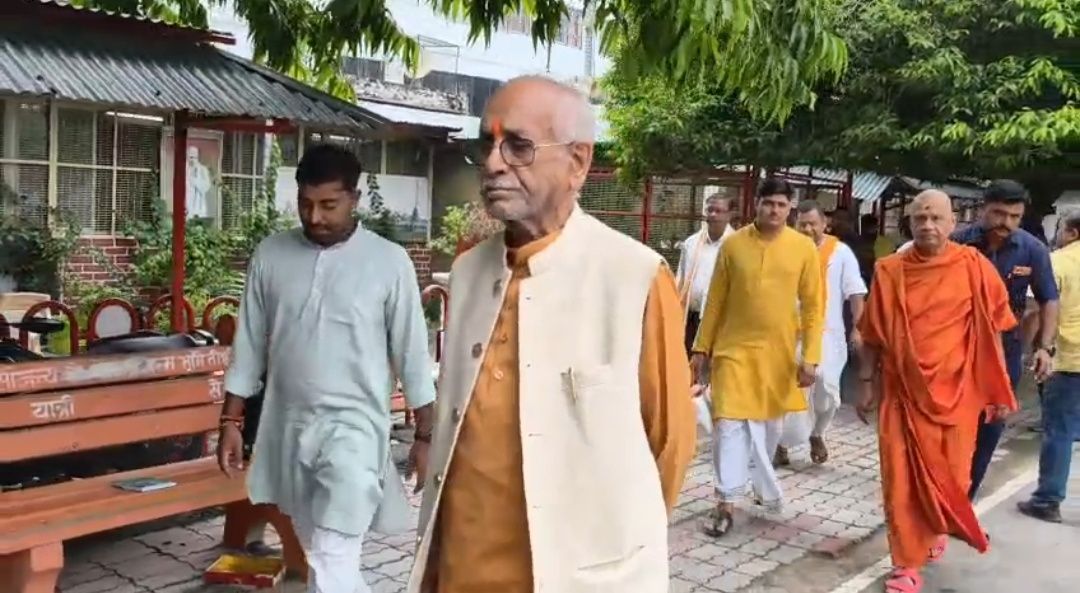  पूर्व IPS अमिताभ ठाकुर ने मांगा स्पष्टीकरण; ट्रस्ट ने दावों का किया खंडन