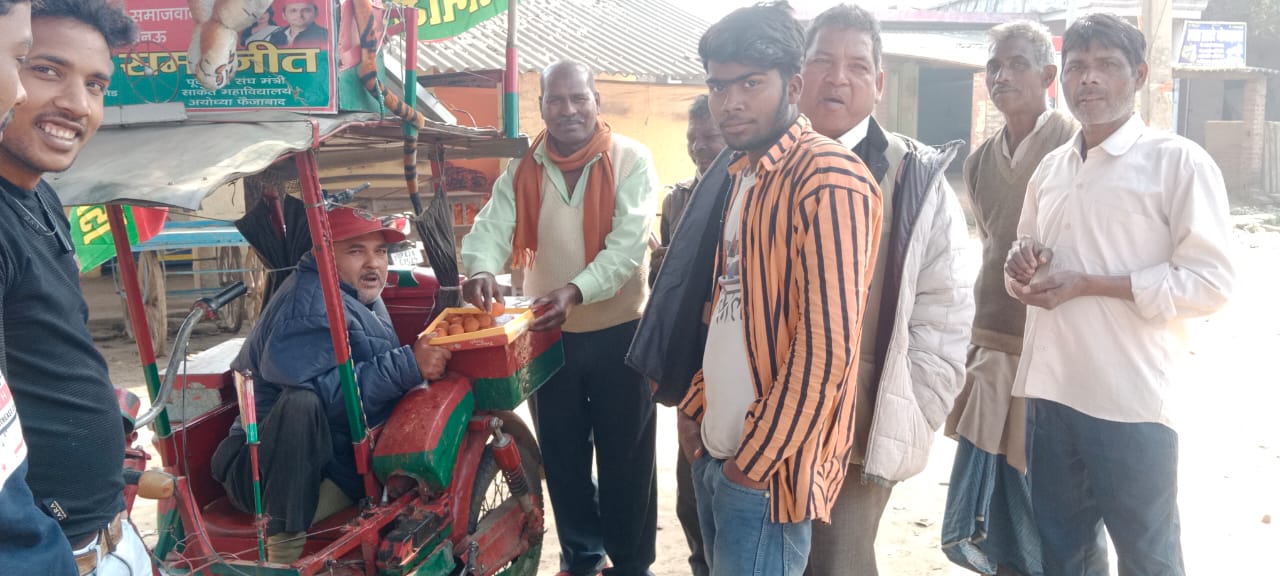 अयोध्या ।  केन्द्र सरकार द्वारा पेश किए गए बजट को लेकर किसानों बीच सपा के दिव्यांग नेता पंडित समरजीत ने लड्डू खिलाकर जताया अनोखा विरोध