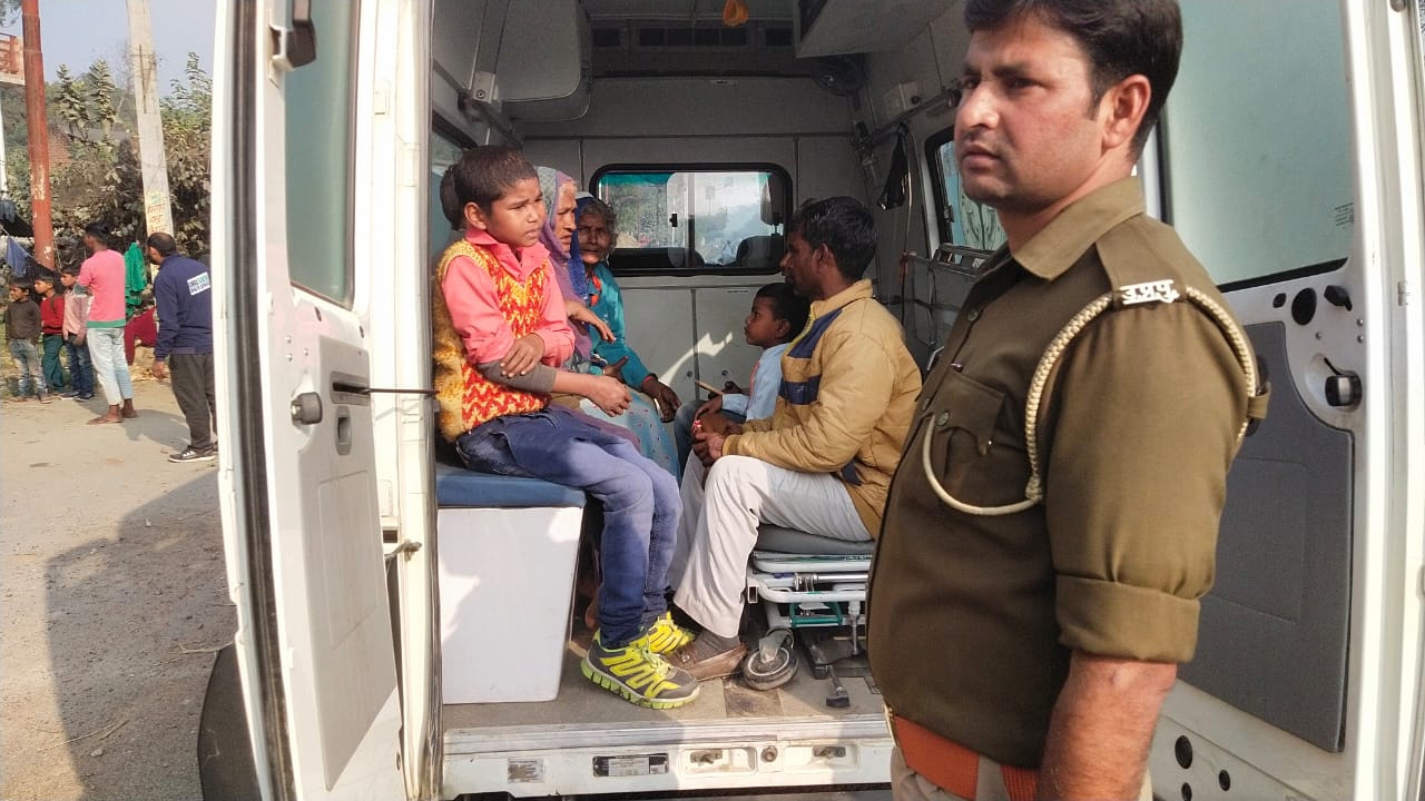 सवारियों से भरी पिकअप पलटी,एक दर्जन से अधिक घायल