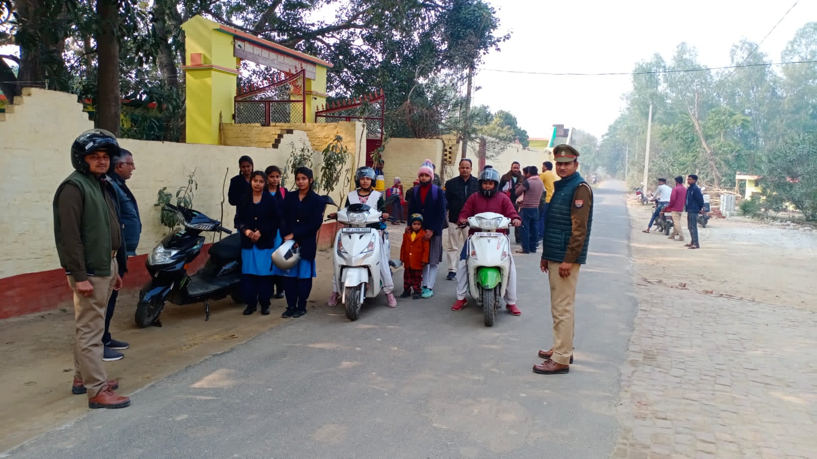 पटरंगा:सड़क सुरक्षा जागरुकता अभियान के तहत पुलिस के मौजूदगी में इंटर कालेज के छात्रो ने निकाली बाइक रैली