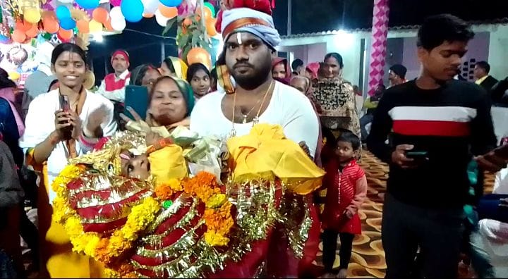 गोंडा: स्वामी नारायण छपिया में कथा व्यास राजित राम तिवारी अनुरागी के मधुर वाणी से चल रही संगीतमय श्रीमद् भागवत कथा