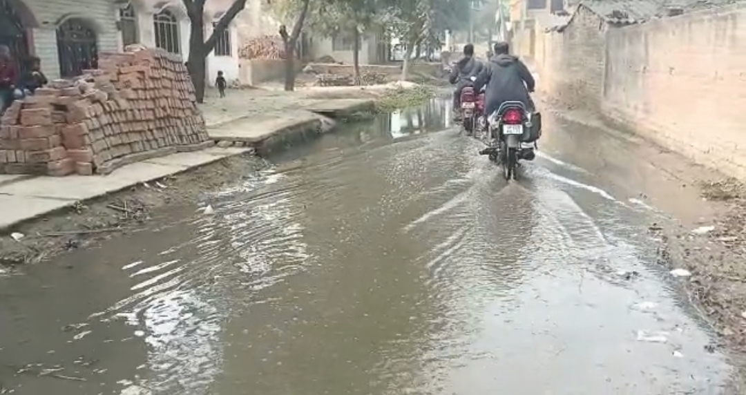 रुदौली: ग्राम प्रधान व पंचायत सचिव की लापरवाही के चलते ग्रामवासी हो रहे परेशान, मामले में सीएम से हुई शिकायत