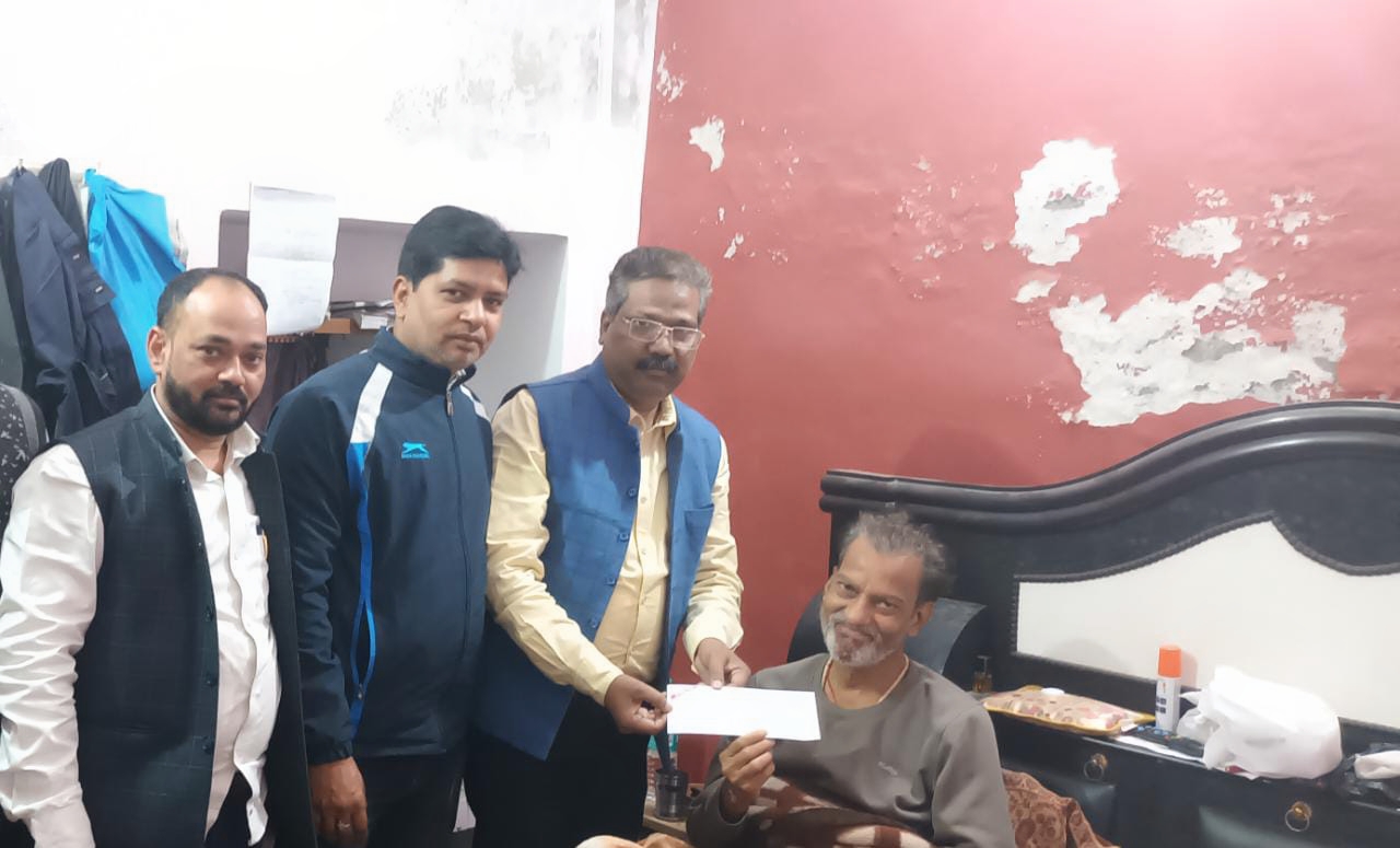 एलजेए ने दी हिंदुस्तान के पत्रकार को आर्थिक सहायता, बीमारी से जूझ रहे पत्रकार को ग्यारह हजार की मदद