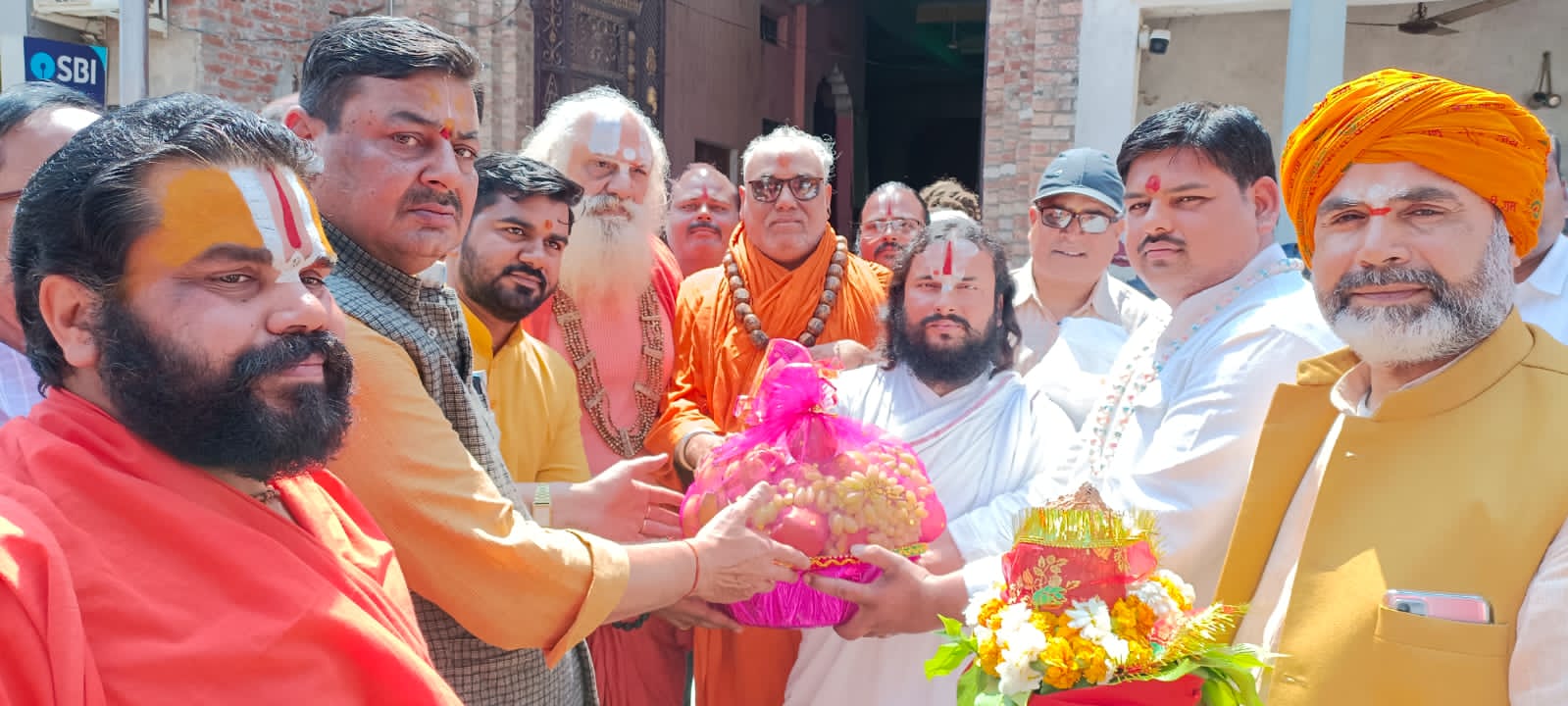 अयोध्या: श्रीराम जन्मभूमि सेवा समिति ने रामलला अर्चक काे साैंपा कलश 