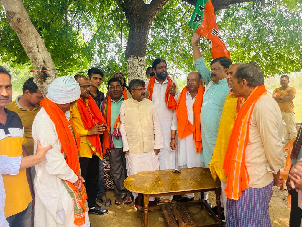 सपा से टिकट न मिलने पर हाथ में ले लिया कमल
