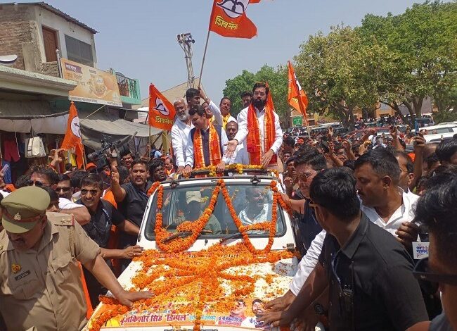 हजारों शिवसैनिकों के साथ अयोध्‍या पहुंचे महाराष्ट्र के मुख्यमंत्री, रामलला के दर्शन और सरयू की करेंगे आरती