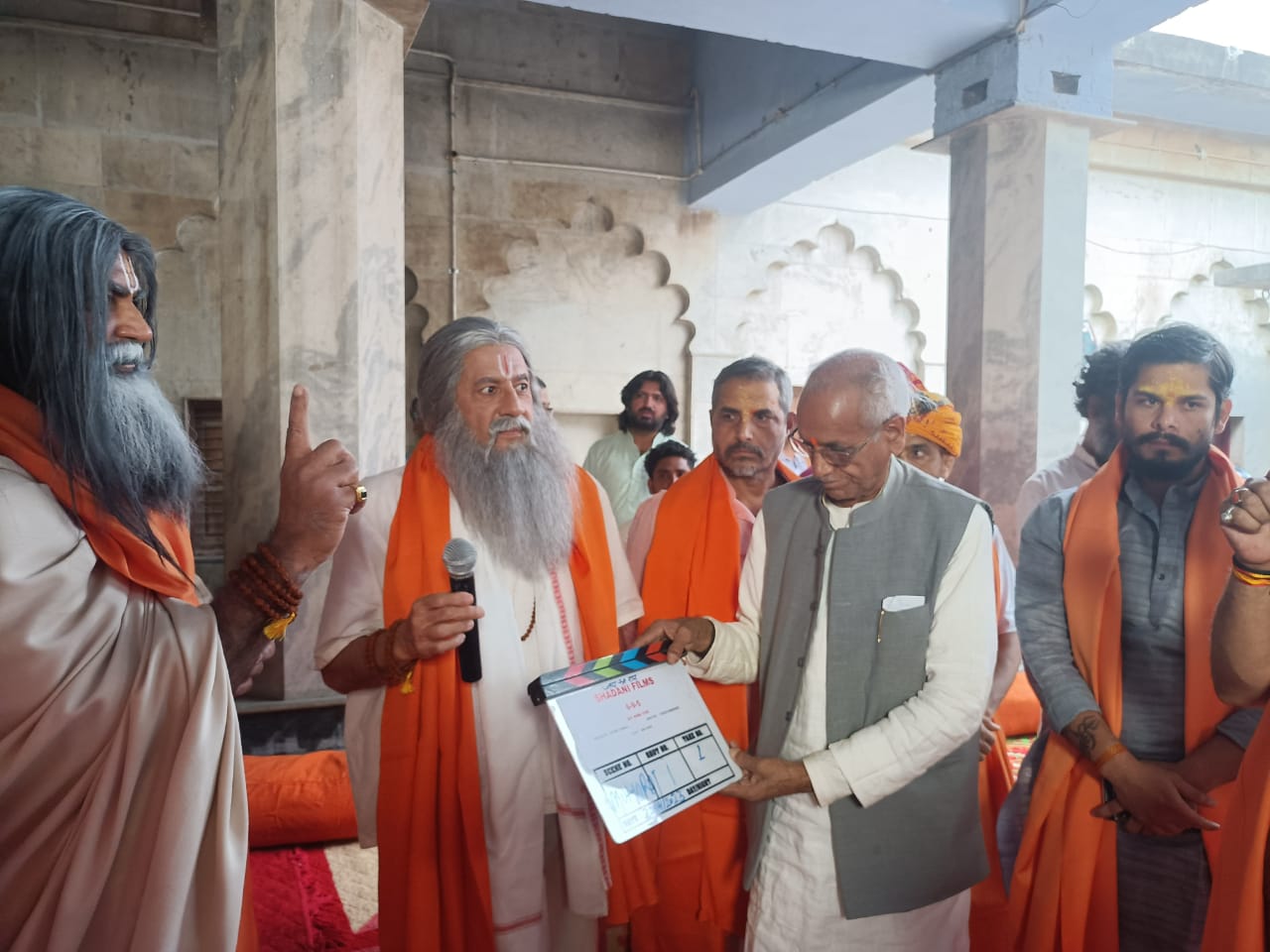 अयोध्या : राममंदिर पर बन रही फ़िल्म में चम्पतराय ने दिया मुहूर्त शार्ट