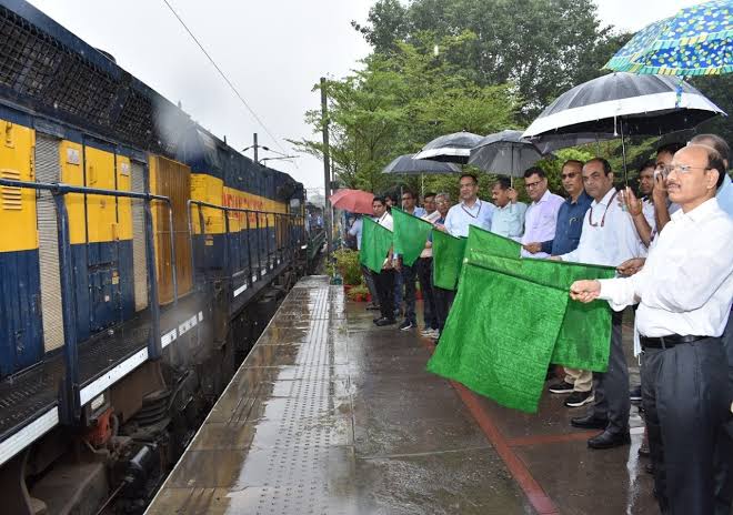 लखनऊ : सांसद को मच्छर काटने की शिकायत पर रेलवे अधिकारियों में मचा हड़कंप, ट्रेन रोककर छिड़कवाई दवा