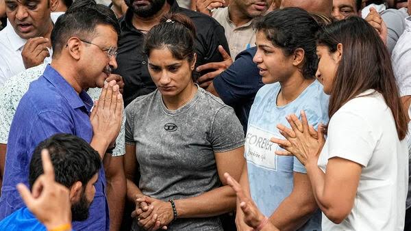 Wrestlers Protest: पहलवानों से मिलने जंतर-मंतर पहुंचे केजरीवाल, जानिए खिलाड़ियों और फेडरेशन चीफ से जुड़ी ये प्रमुख बातें