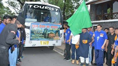 उत्तराखंड: केदारनाथ धाम के लिए सेवादारों के वाहन को सीएम धामी ने हरी झंडी दिखाकर रवाना किया