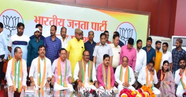 केके सचान और नरेन्द्र सिंह यादव भाजपा में हुए शामिल, बृजेश पाठक ने दिलाई शपथ