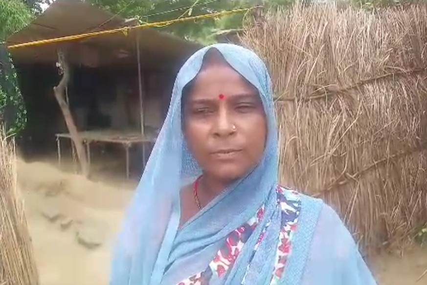 प्रधानमंत्री आवास योजना से वंचित रह गई महिला 18 वर्षों से छप्पर में रहने को मजबूर