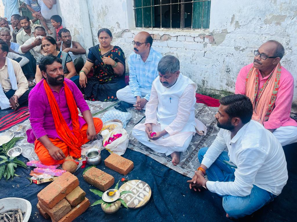 आगनबाड़ी केंद्र निर्माण के लिए विधायक ने किया भूमिपूजन