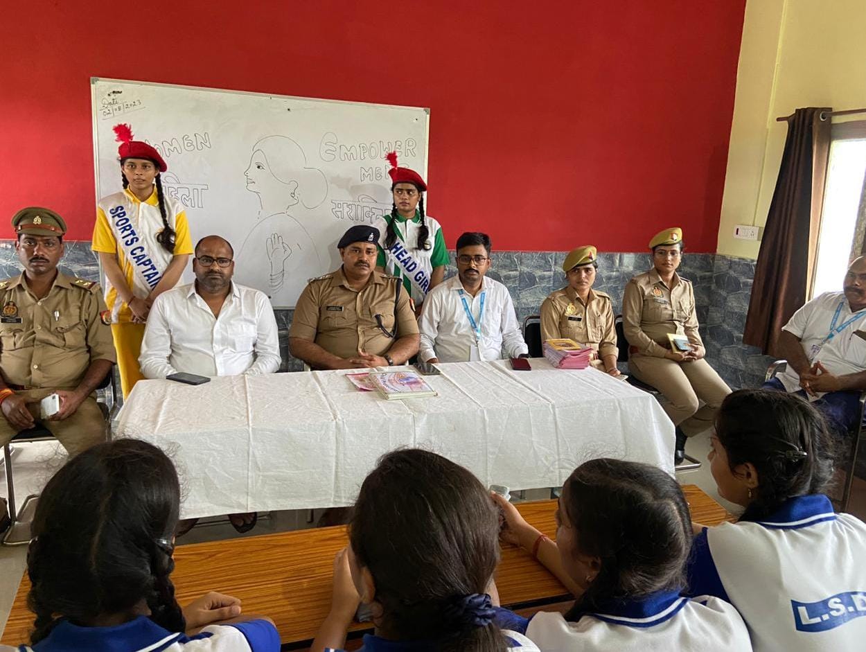 महिला सशक्तिकरण अभियान के तहत आयोजित हुआ कार्यक्रम,स्कूली बच्चियों को महिला पुलिस ने किया प्रोत्साहित