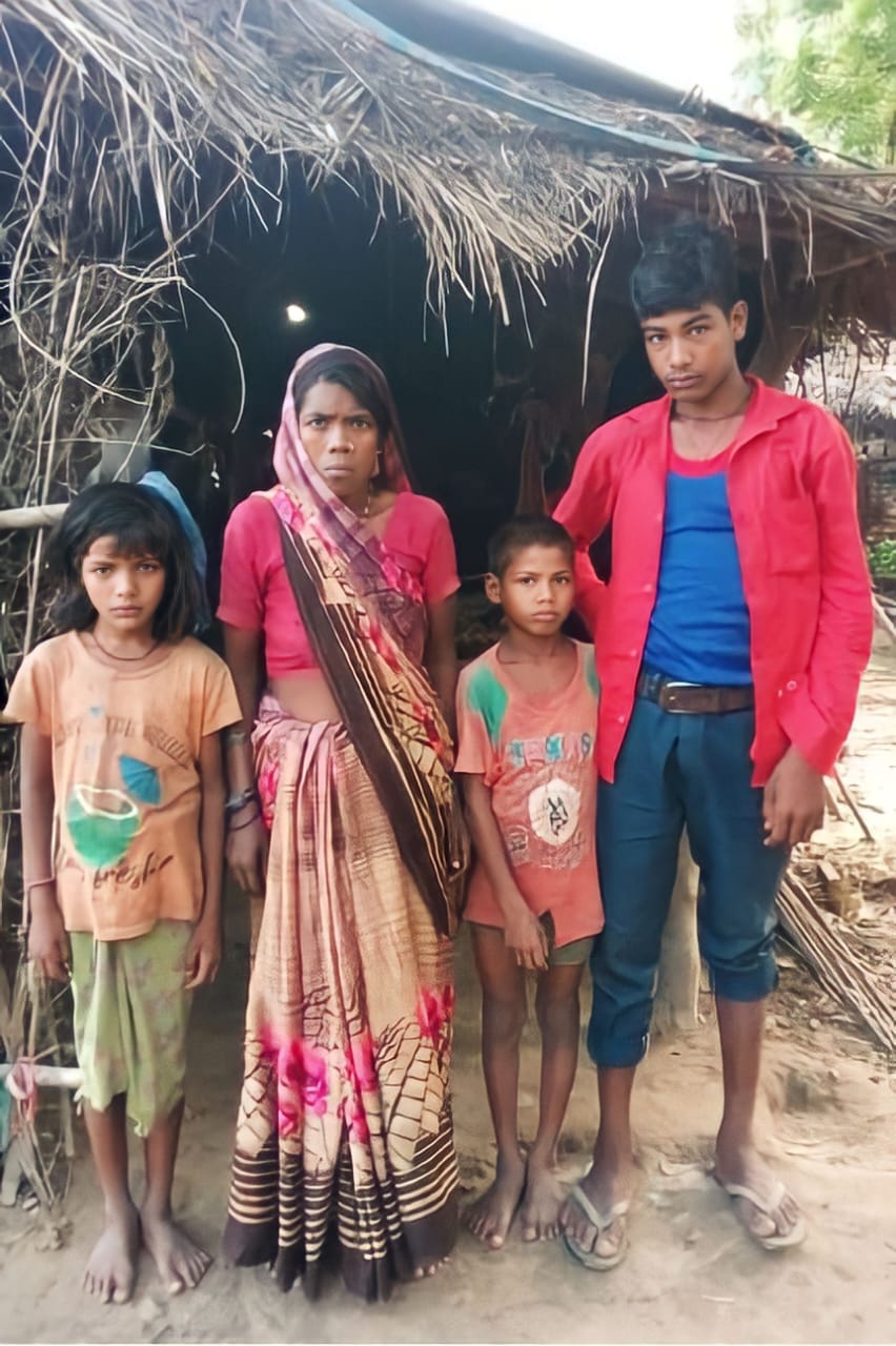 गरीब महिला का परिवार घास-फूस के मकान में रहने को मजबूर