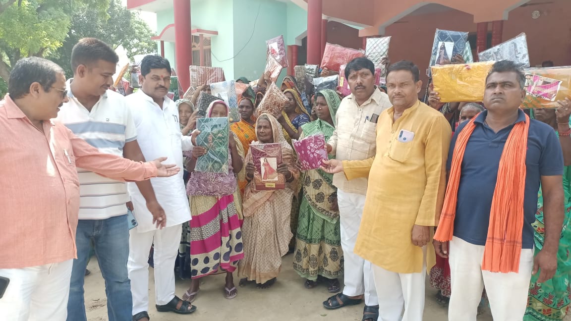 समाजसेवी संस्थान की ओर से सनेथु गांव में हजारों गरीब महिलाओं को बांटी गई साड़ियां