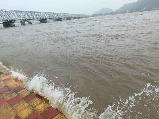 अयोध्या : बैराजों से छोड़ा गया 4 लाख क्यूसेक पानी, 92.710 मीटर पहुंचा जलस्तर