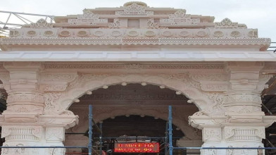 राम मंदिर का सिंह द्वार बनकर तैयार, प्राण प्रतिष्ठा की तैयारियों को लेकर हुआ मंथन 