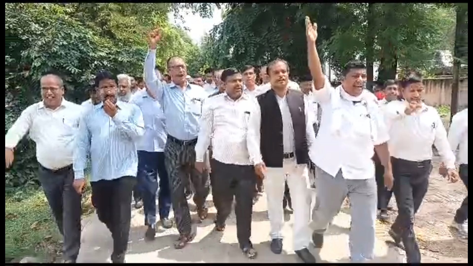 हापुड़ में अधिवक्ताओं पर हुए लाठीचार्ज मामले में रुदौली तहसील अधिवक्ताओं ने पुलिस प्रशासन के खिलाफ पैदल मार्च कर की नारेबाजी