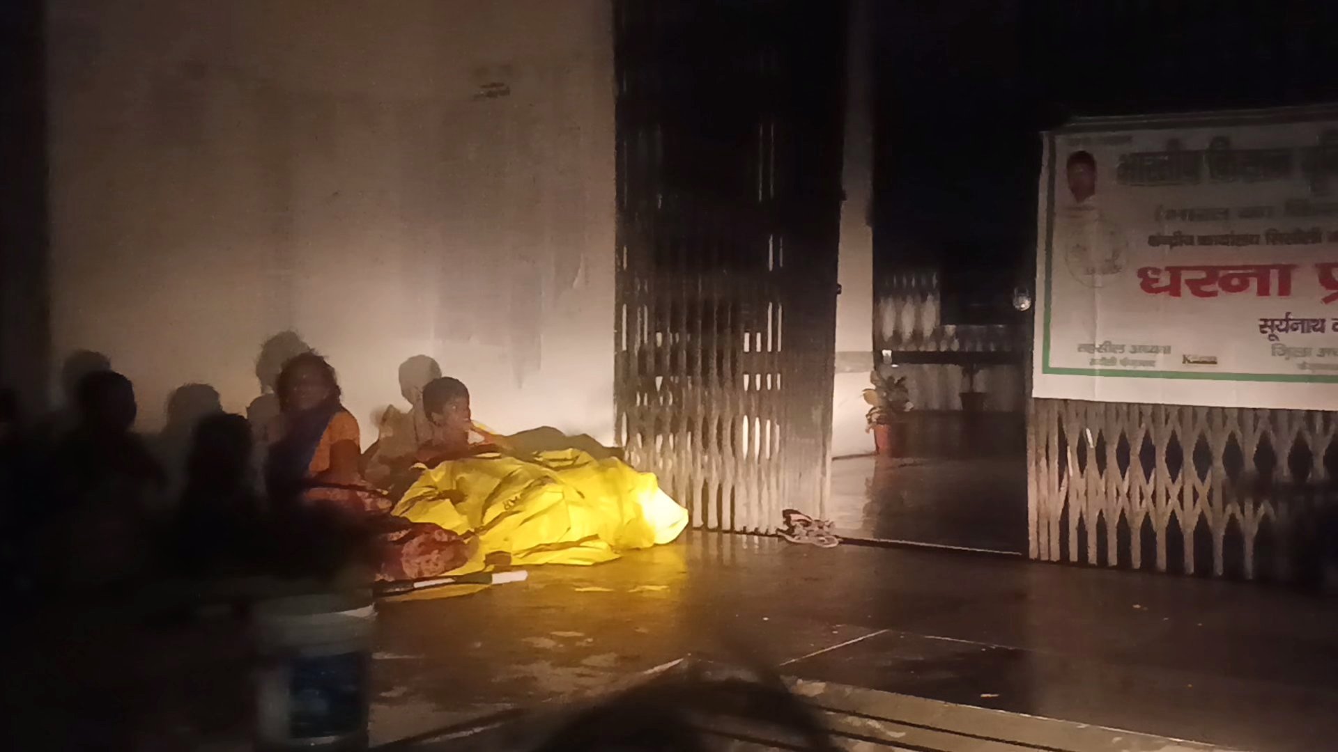 रुदौली तहसील में अधिकारियों की लापरवाही के चलते छोटे-छोटे बच्चों के साथ धरने पर बैठने को मजबूर हुए भाकियू के सदस्यगण 