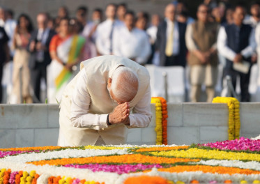 प्रधानमंत्री ने बापू को दी श्रद्धांजलि, शास्त्री को किया नमन 