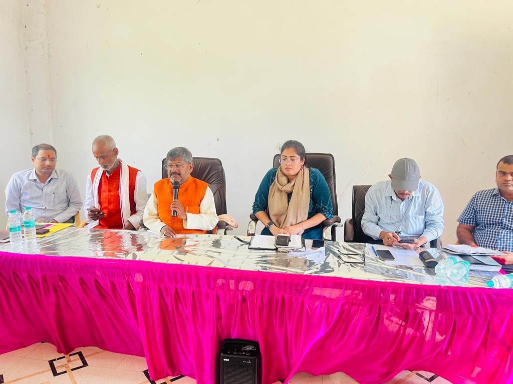 आगामी त्योहार नवरात्रि व दुर्गा पूजा के मद्देनजर दुर्गा पूजा समितियों के साथ मां कामाख्या धाम में विधायक ने की बैठक