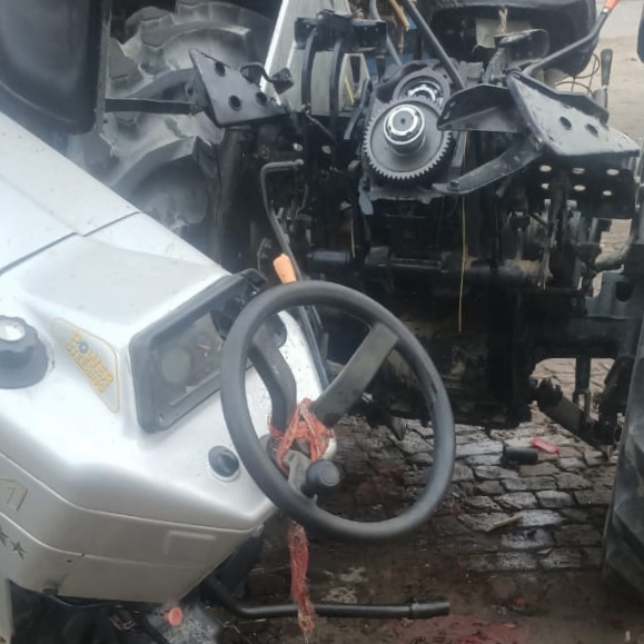मसौधा बाजार में खड़ी गन्ना लदी ट्रैक्टर ट्राली में ट्रक ने मारी पीछे से टक्कर, दुर्घटना में दो गंभीर रूप से घायल, ट्रैक्टर के हुए दो पार्ट