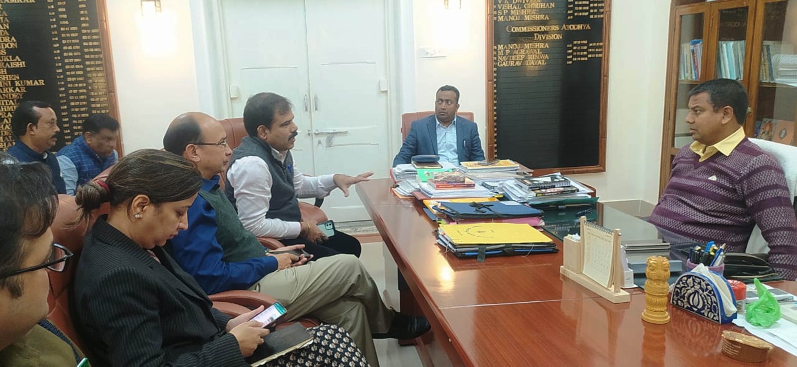 मंडल रेल प्रबंधक का अयोध्या नगर में आगमन,कमिश्नर अयोध्या से भेंट कर विभिन्न बिन्दुओं पर की वार्ता