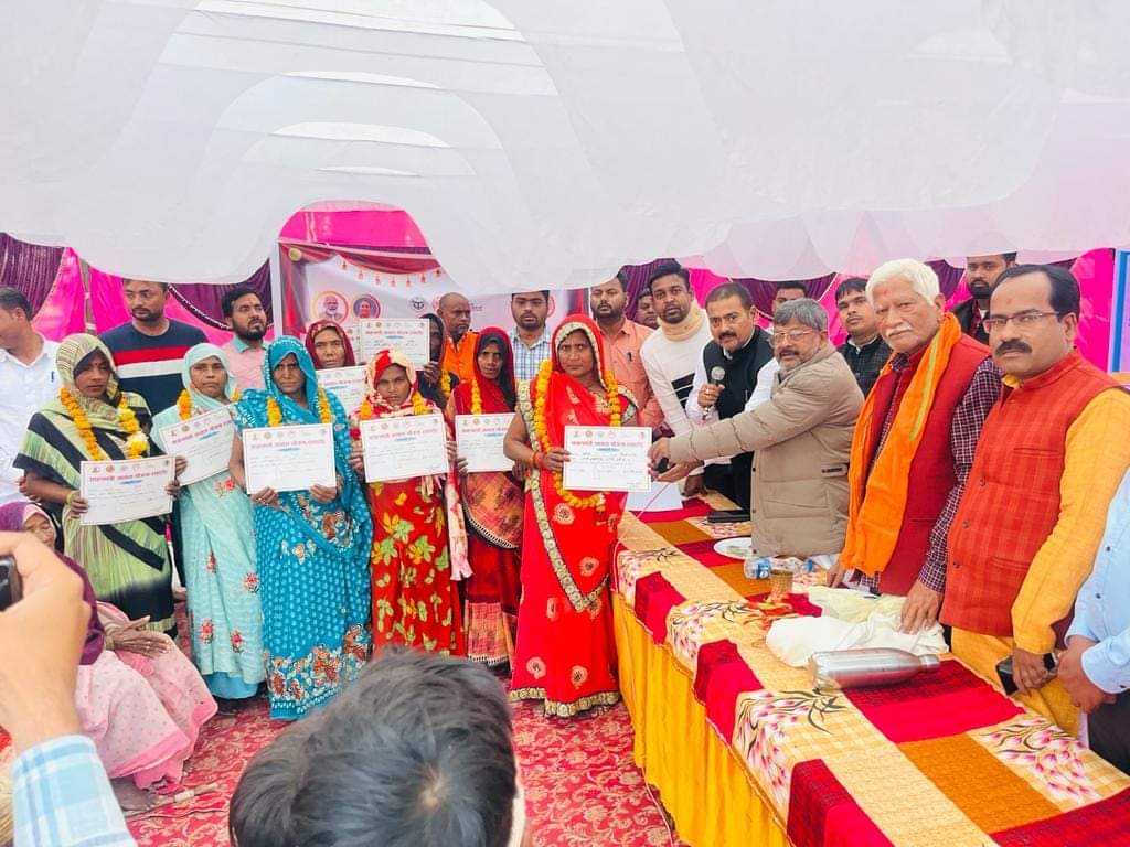 विधायक ने पीएम आवास योजना के लाभार्थियों को वितरित किया स्वीकृति पत्र व आवास की चाभी