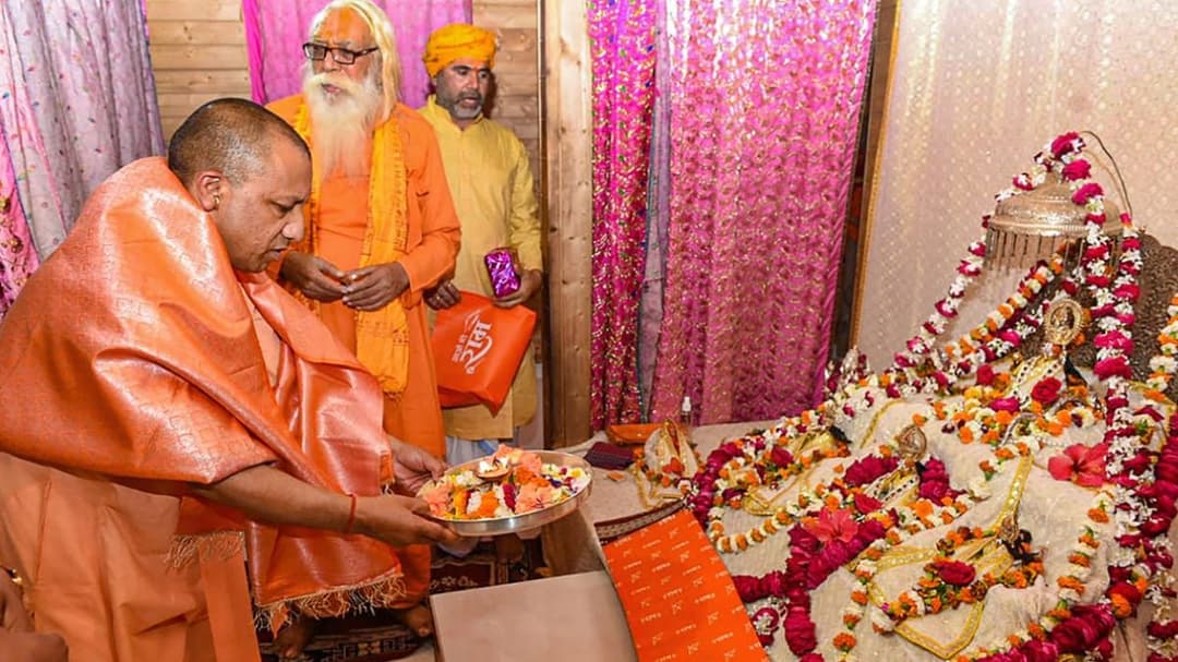 प्राण-प्रतिष्ठा से पहले अयोध्या पहुंचे सीएम योगी, गर्भगृह में की पूजा-अर्चना