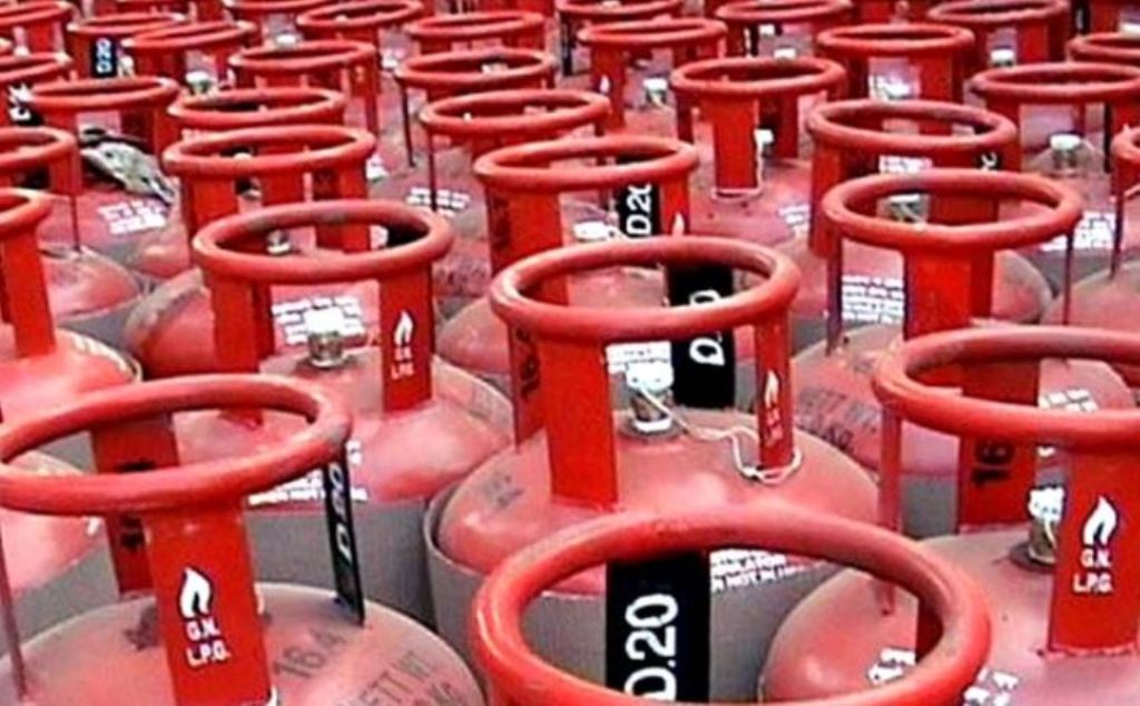महिला दिवस पर मोदी सरकार का बड़ा ऐलान, 100 रुपये सस्ता हुआ LPG गैस सिलेंडर