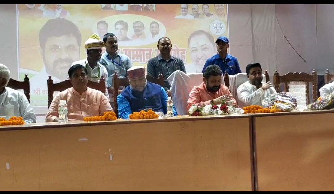 परिवहन मंत्री दयाशंकर सिंह बोले सरकार और संगठन दोनो बराबर।सरकार और संगठन रेल की पटरी की तरह दोनो का सामान अधिकार