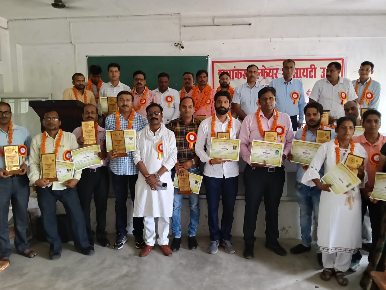 अध्यापक दिवस पर शुभांकर वेल्फेयर सोसायटी ने अध्यापकों व शिक्षामित्र को रुदौली में किया सम्मानित 
