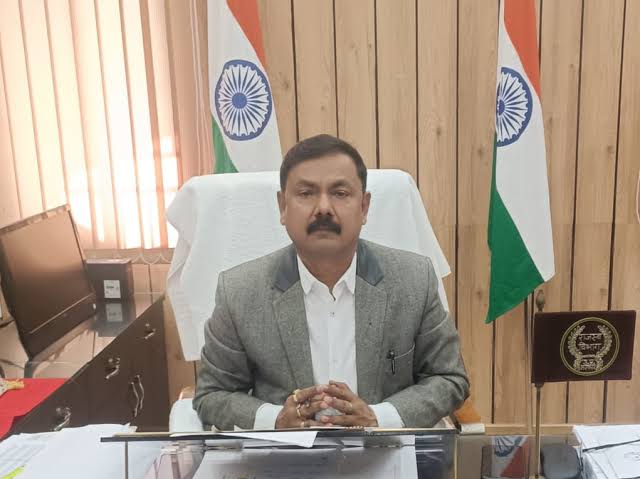 मुर्दे ने डीएम से मांगी पेंशन,सच जानकर डीएम रह गए दंग,दो अधिकारियों को कर दिया निलंबित,जानें पूरी कहानी