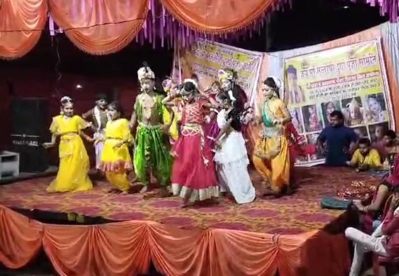 जय मां संतोषी दुर्गा पूजा समिति के बैनर तले नन्हे मुन्ने बच्चों ने बांधी समा