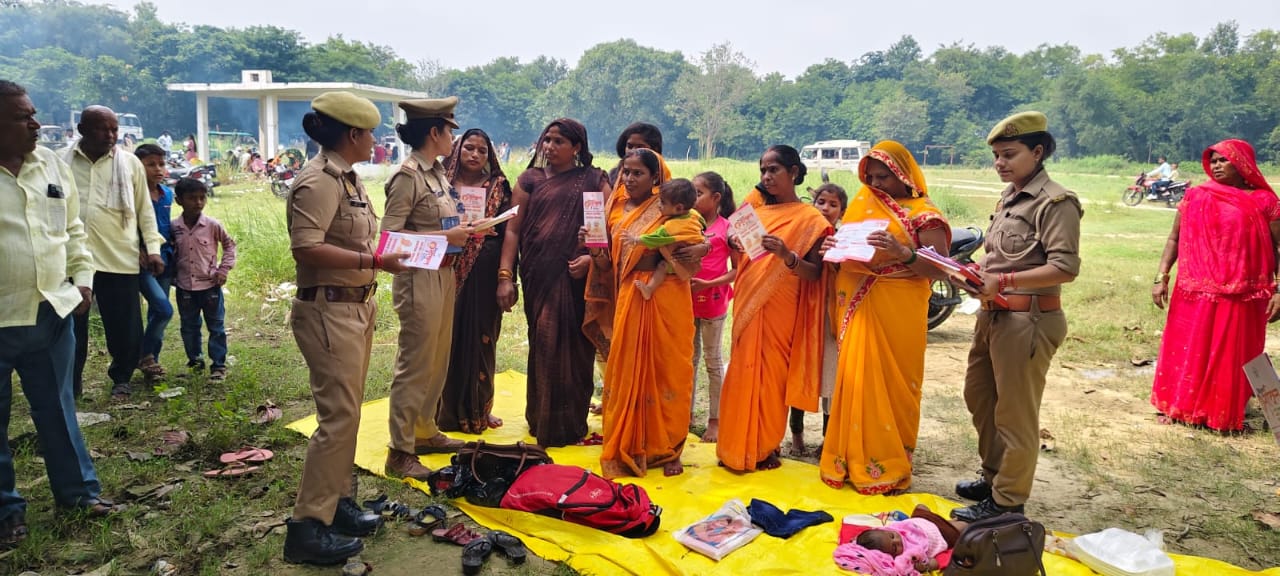 हैदरगंज पुलिस ने छात्राओं एवं शिक्षिकाओं को किया जागरूक।