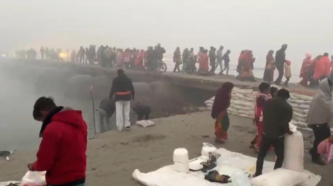 शारदा नदी में हजारों श्रद्धालुओं ने लगाई आस्था की डुबकी