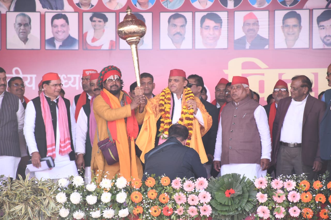 अयोध्या के धर्मगुरुओं ने गदाभेट कर अखिलेश यादव को दिया आशीर्वाद