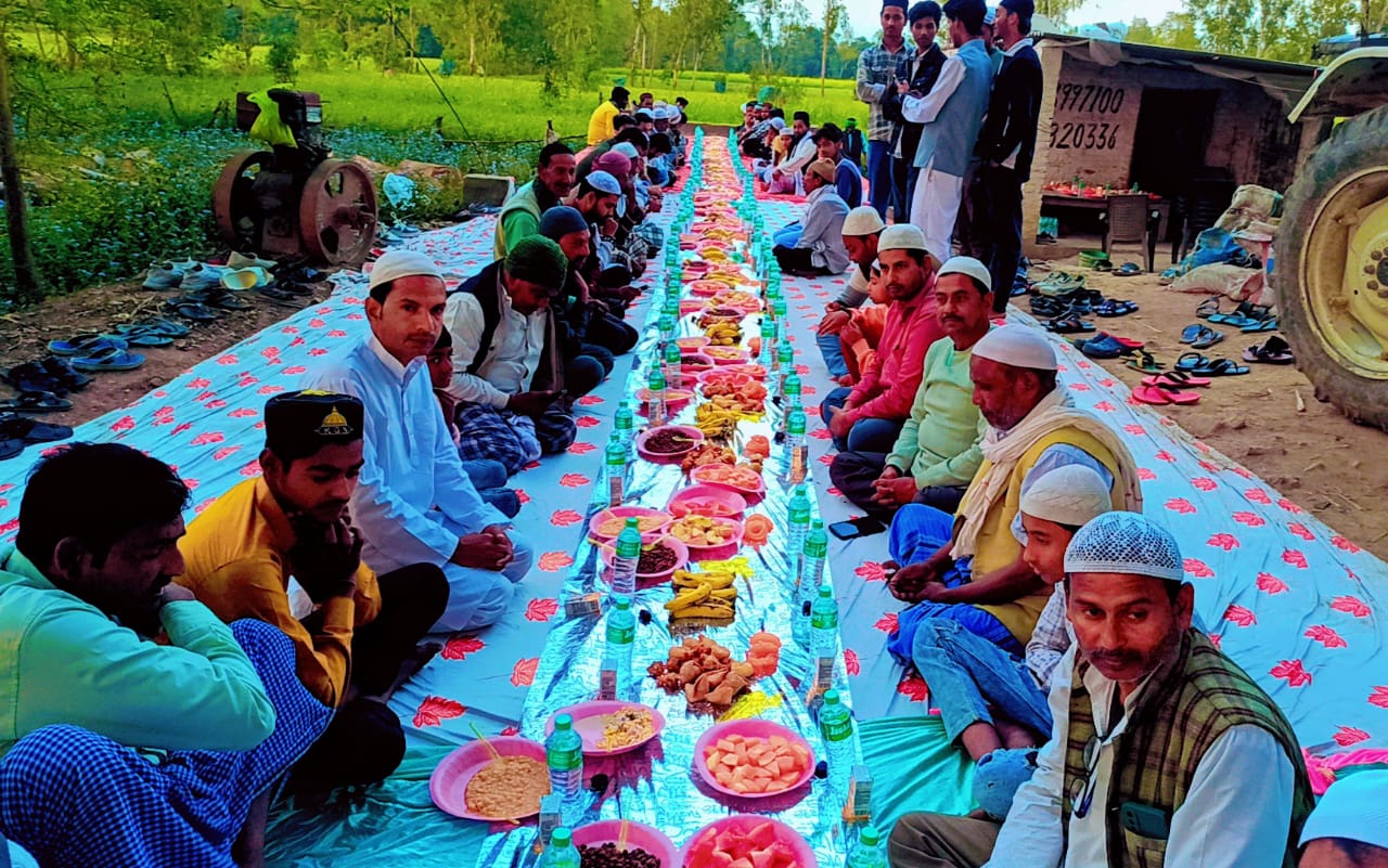 रोजा इफ्तार पर रोजेदारों ने मुल्क मे अमन व चैन की मांगी दुआएं