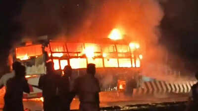 यात्रियों से भरी बस में लगी भीषण आग, लोगों ने खिड़की से कूदकर बचाई जान