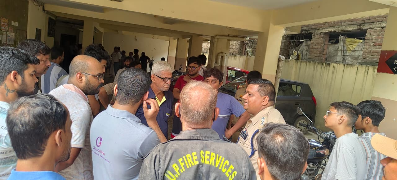 मंदिर में रखे दीपक से फ्लैट में लगी भीषण आग, लाखों की गृहस्थी जलकर हुई राख