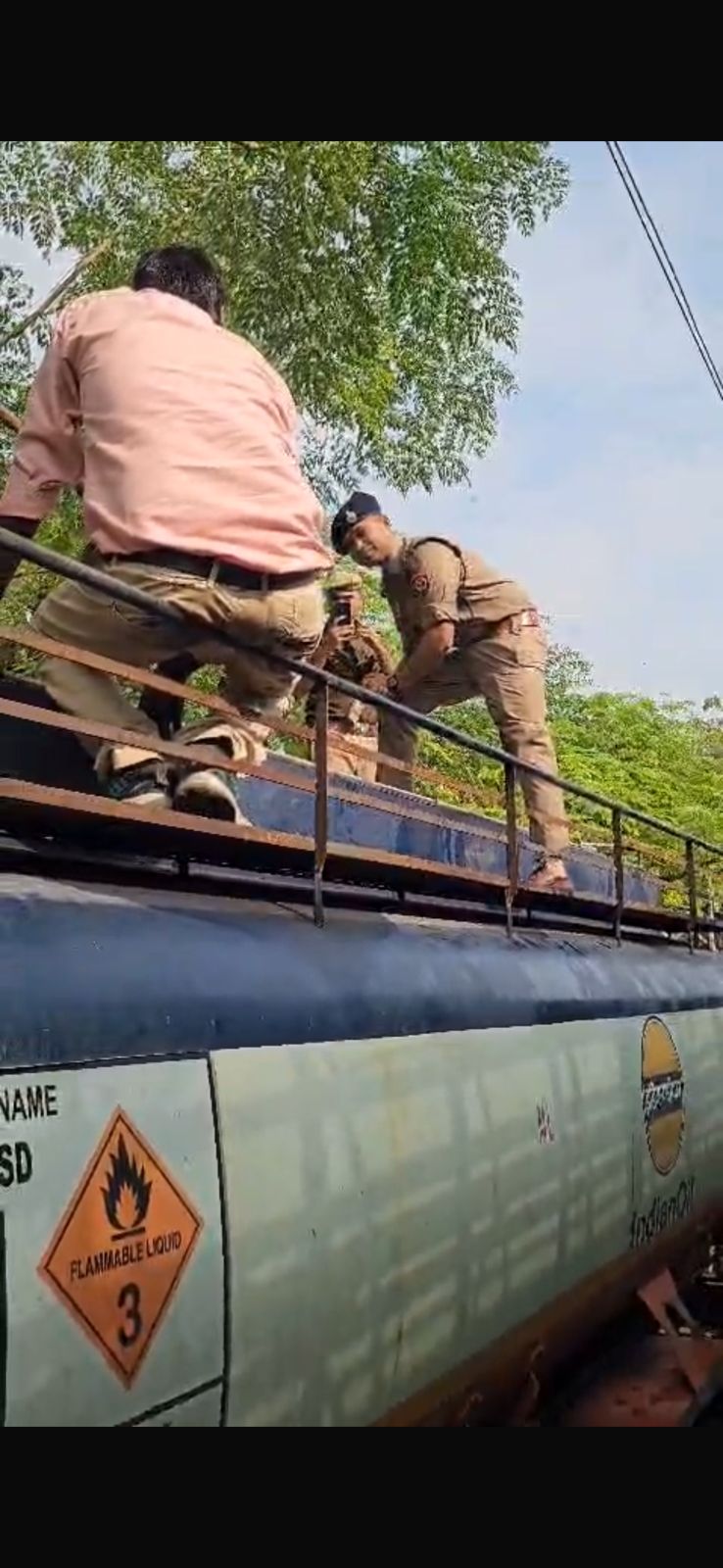 चोरी के पेट्रोल डीज़ल के अड्डे पर पुलिस का छापा, सैकड़ो लीटर तेल सहित पांच को दबोचा