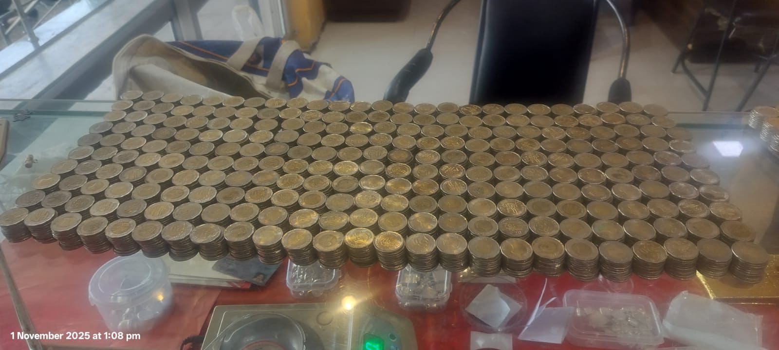 प्यार की अनोखी मिसाल: पान बेचकर दुकानदार ने एक लाख रुपये के सिक्कों से बनवाई पत्नी के लिए सोने की चेन