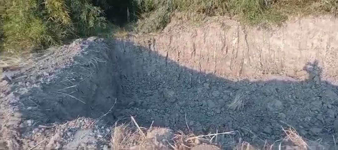 सरकारी तालाब की मिट्टी की प्राइवेट बिक्री के आरोप, मस्जिद की मीनार गिरने से बढ़े सवाल