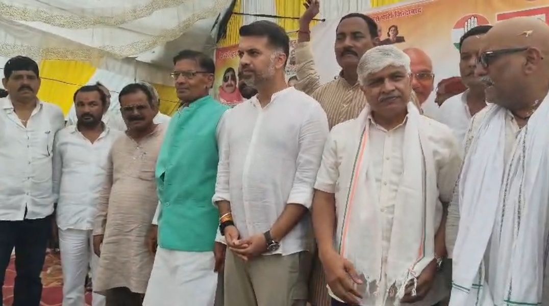 सावन में कांग्रेस के कार्यक्रम में मछली भोज की चर्चा, संतों ने जताई नाराजगी